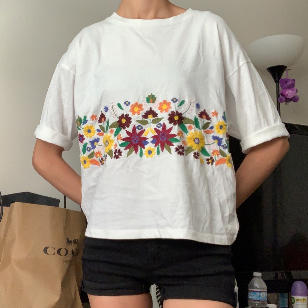 MOVING SALE   Flowery embroidered White Tee shirt